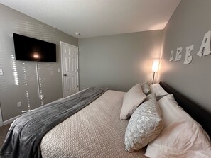 2 bedrooms, WiFi, bed sheets - Less than 3 Miles from Wake Forest University, Baptist and Forsyth Hospitals (Winston-Salem)