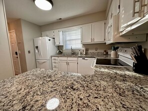 Fridge, microwave, oven, stovetop - Less than 3 Miles from Wake Forest University, Baptist and Forsyth Hospitals (Winston-Salem)