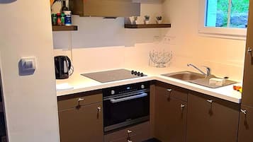 Een koelkast, een microgolfoven, een oven, een kookplaat