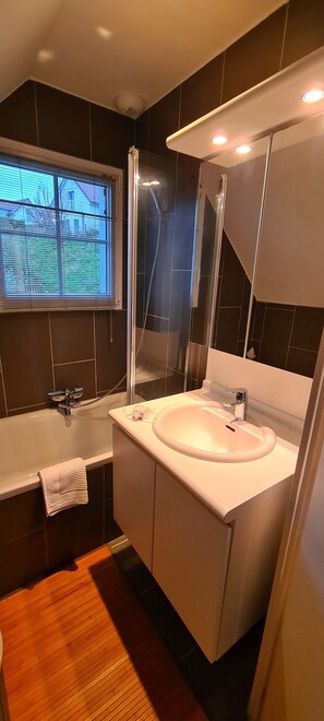 Haartrockner, Handtücher, Toilettenpapier