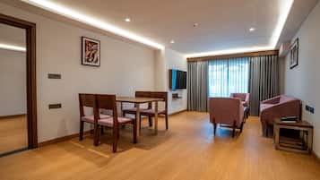 Family Suite | Living area | 32-inch flat-screen TV with satellite channels