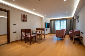 Suite, 1 King-Bett | Wohnbereich | 32-Zoll-Flachbildfernseher mit Satellitenempfang