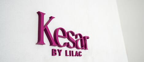 Logotipo con el texto 'Kesar by Lilac' sobre fondo blanco.