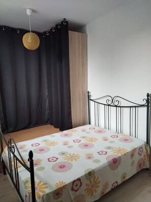 2 habitaciones, tabla de planchar con plancha y ropa de cama 