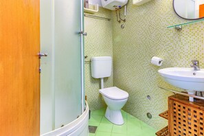 Doccia, asciugacapelli, asciugamani, sapone