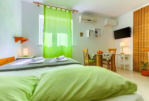 1 bedroom, iron/ironing board, travel cot, free WiFi - Studio apartment with garden, on 5 min walking to the Bacvice beach (Split)