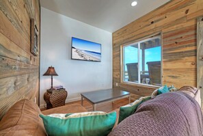 Smart TV - Waterfront w/ Bay Views, Shared Pool & Boat Dock | Marlin Madness by AvantStay (Corpus Christi)