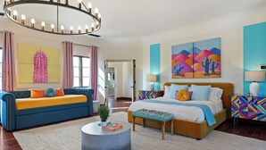Une chambre à coucher moderne avec un lit, un canapé et une table basse ronde.