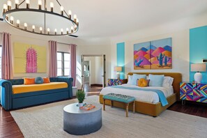 7 Schlafzimmer, Schreibtisch, Bügeleisen/Bügelbrett, Reisekinderbett