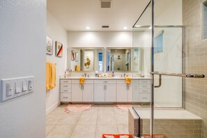 Shower, hair dryer, towels - Sunburst by AvantStay | Lakefront + Mountain Views (Indio)