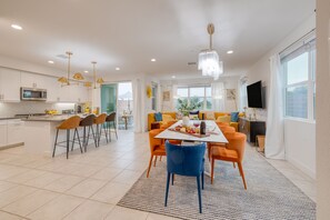 Dining - Sunburst by AvantStay | Lakefront + Mountain Views (Indio)