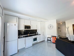 Frigorífico, microondas, lavavajillas y cafetera o tetera