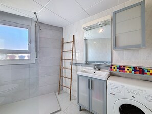 Séchoir à cheveux, serviettes fournies, papier de toilette