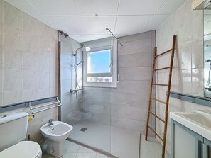 Séchoir à cheveux, serviettes fournies, papier de toilette