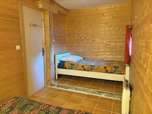 3 chambres, bureau, lit parapluie, draps fournis