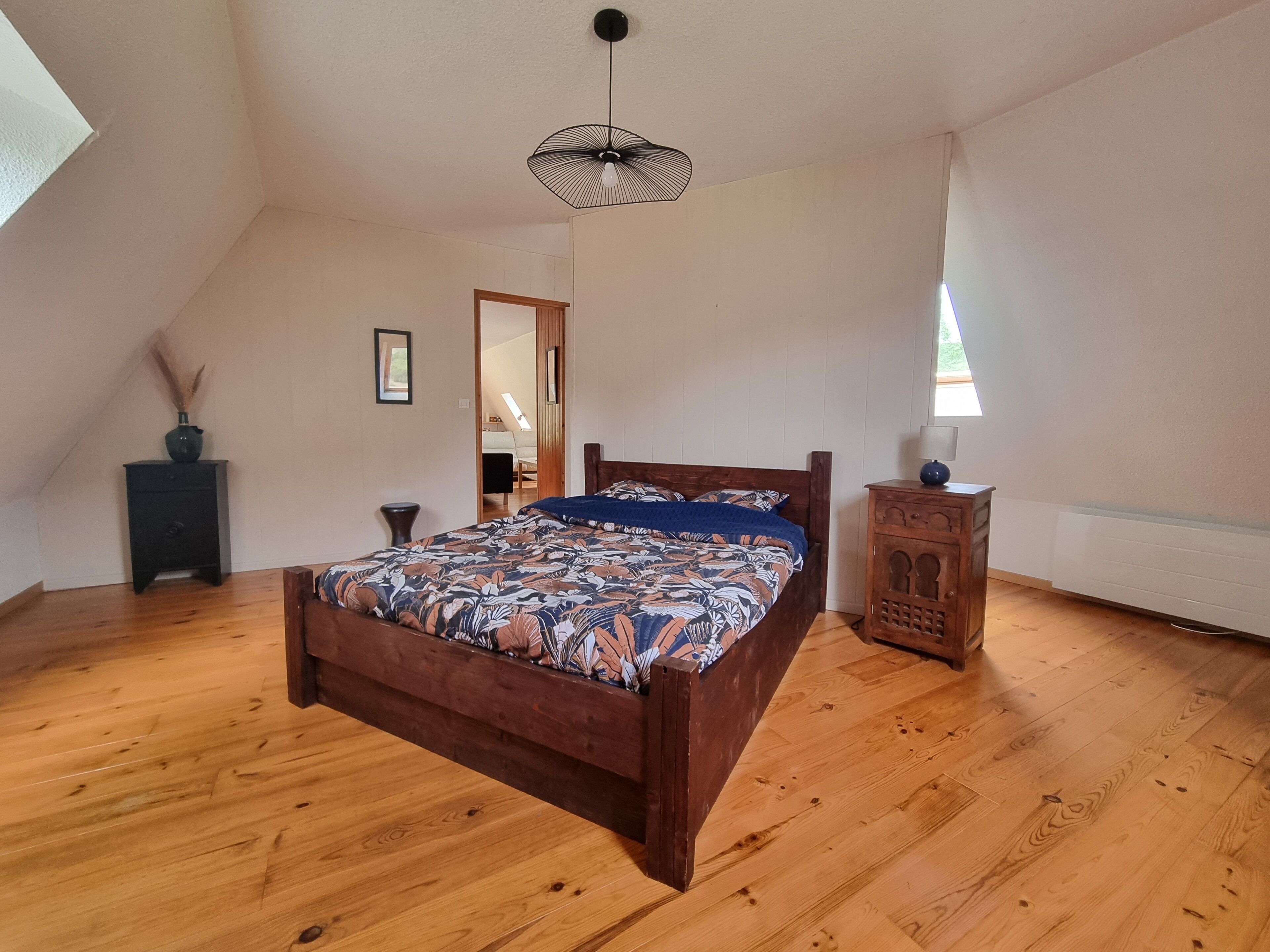 3 camere, una scrivania, culla da viaggio, lenzuola