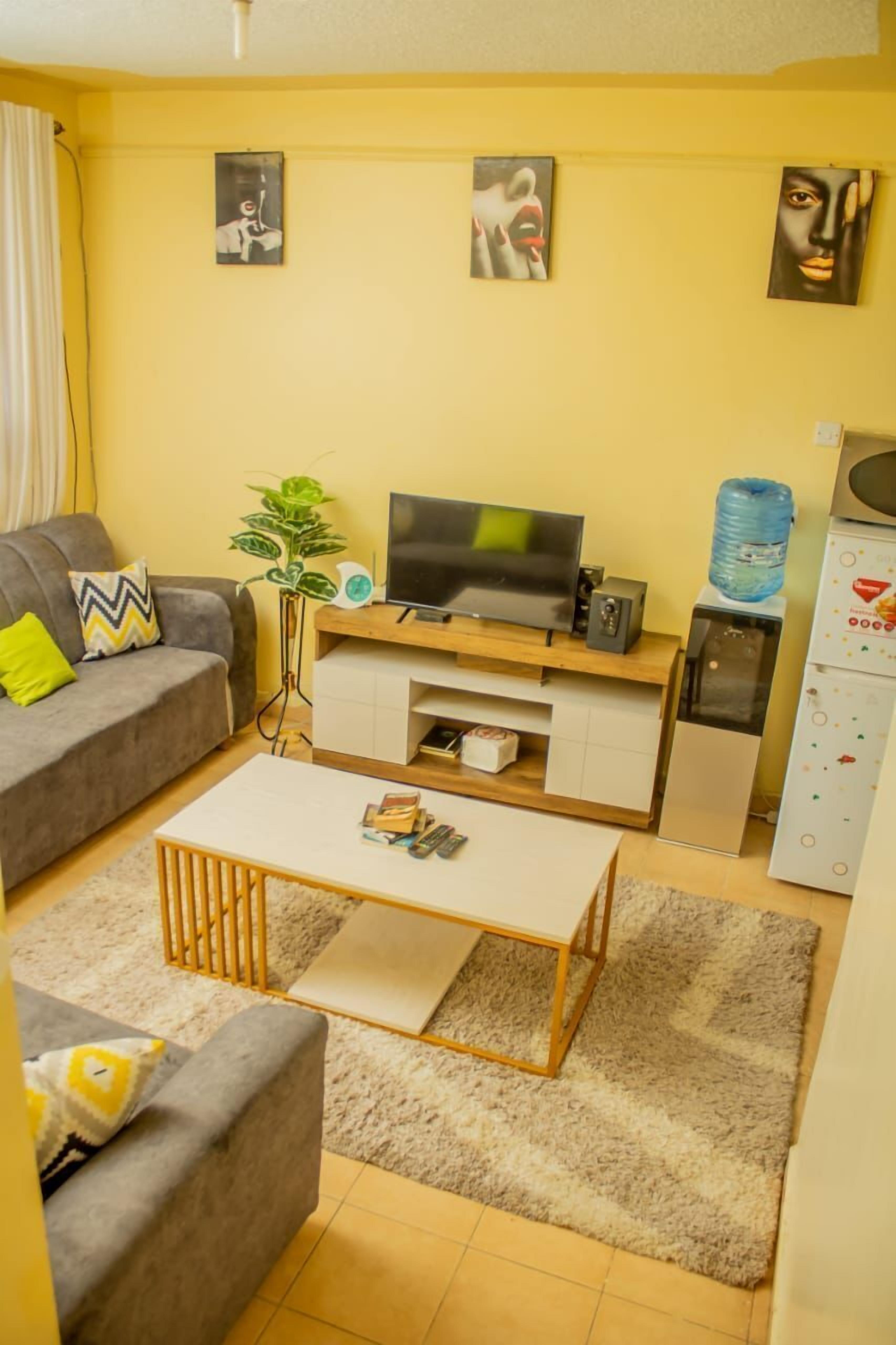 Comfort-Apartment | Wohnbereich | 24-Zoll-Smart-TV mit Digitalempfang