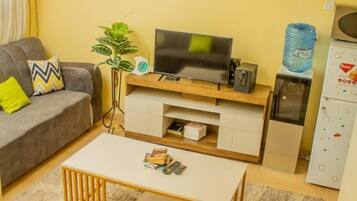 Comfort-Apartment | Wohnbereich | 24-Zoll-Smart-TV mit Digitalempfang
