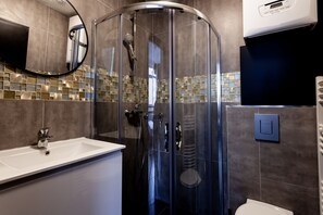 Estudio estándar | Baño | Regadera, secadora de cabello, toallas, jabón 