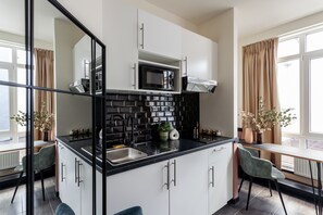 Microwave, stovetop, electric kettle, cookware/dishes/utensils - Hey-Aparthotel (Brussels)