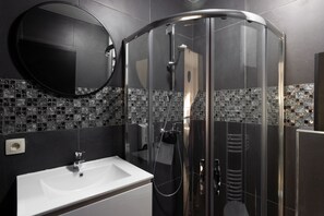 Standard Studio | Bathroom | Shower, hair dryer, towels, soap - Hey-Aparthotel (Brussels)