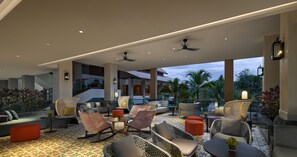 Coin salon dans le hall