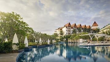 2 hồ bơi ngoài trời, mở cửa từ 8:00 đến 20:00, lều miễn phí