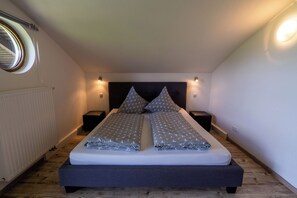 4 bedrooms, bed sheets