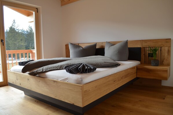 3 bedrooms, internet, bed sheets
