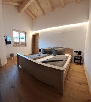 3 bedrooms, internet, bed sheets