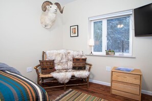 1 Schlafzimmer, Schreibtisch, Bügeleisen/Bügelbrett, Reisekinderbett