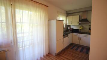 Fridge, dishwasher, coffee/tea maker, electric kettle