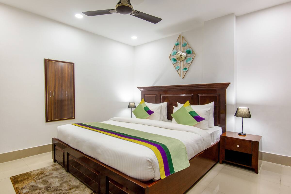 Standard Room with Working Desk | In-room safe, desk, soundproofing, bed sheets