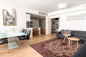 Appartement Deluxe | Aire de séjour | Téléviseur connecté de 50 cm avec télévision par câble
