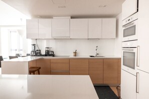 Lägenhet Deluxe | Eget kök | Stort kylskåp, mikrovågsugn, ugn och diskmaskin