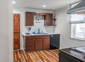 Réfrigérateur, four, lave-vaisselle, tables à manger