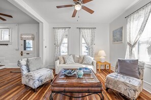 TV - Broadway Cottage - Convenient location! (Berkeley Springs)