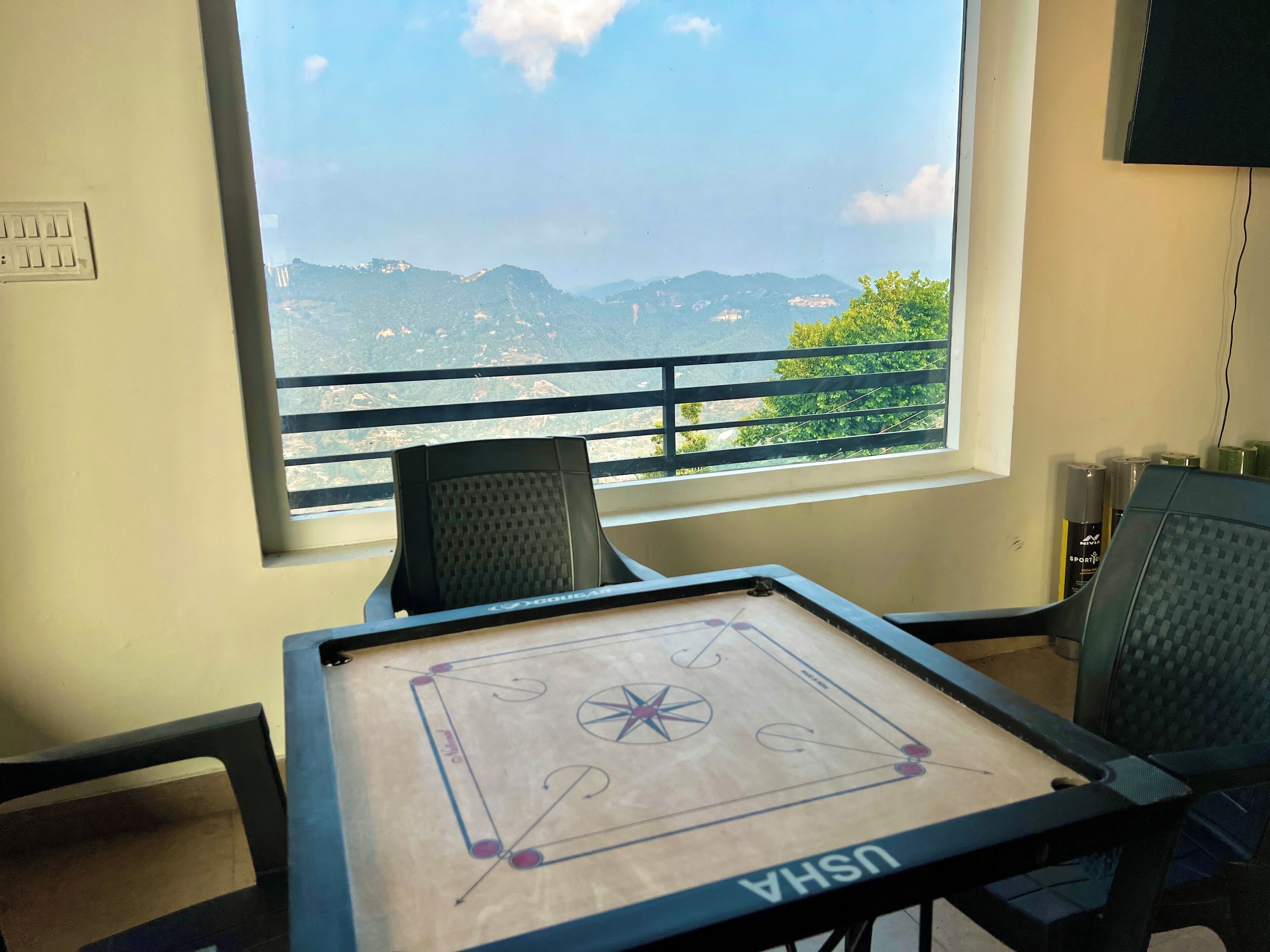Una habitación con vistas a un paisaje montañoso a través de un ventanal grande.