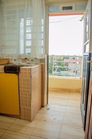 Refrigerador, microondas, utensilios de cocina