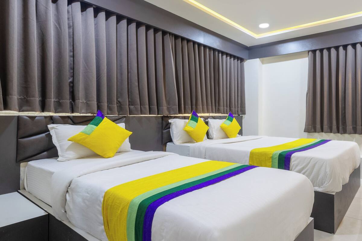 Premium Room | Peti besi dalam bilik, meja, kalis bunyi, cadar katil