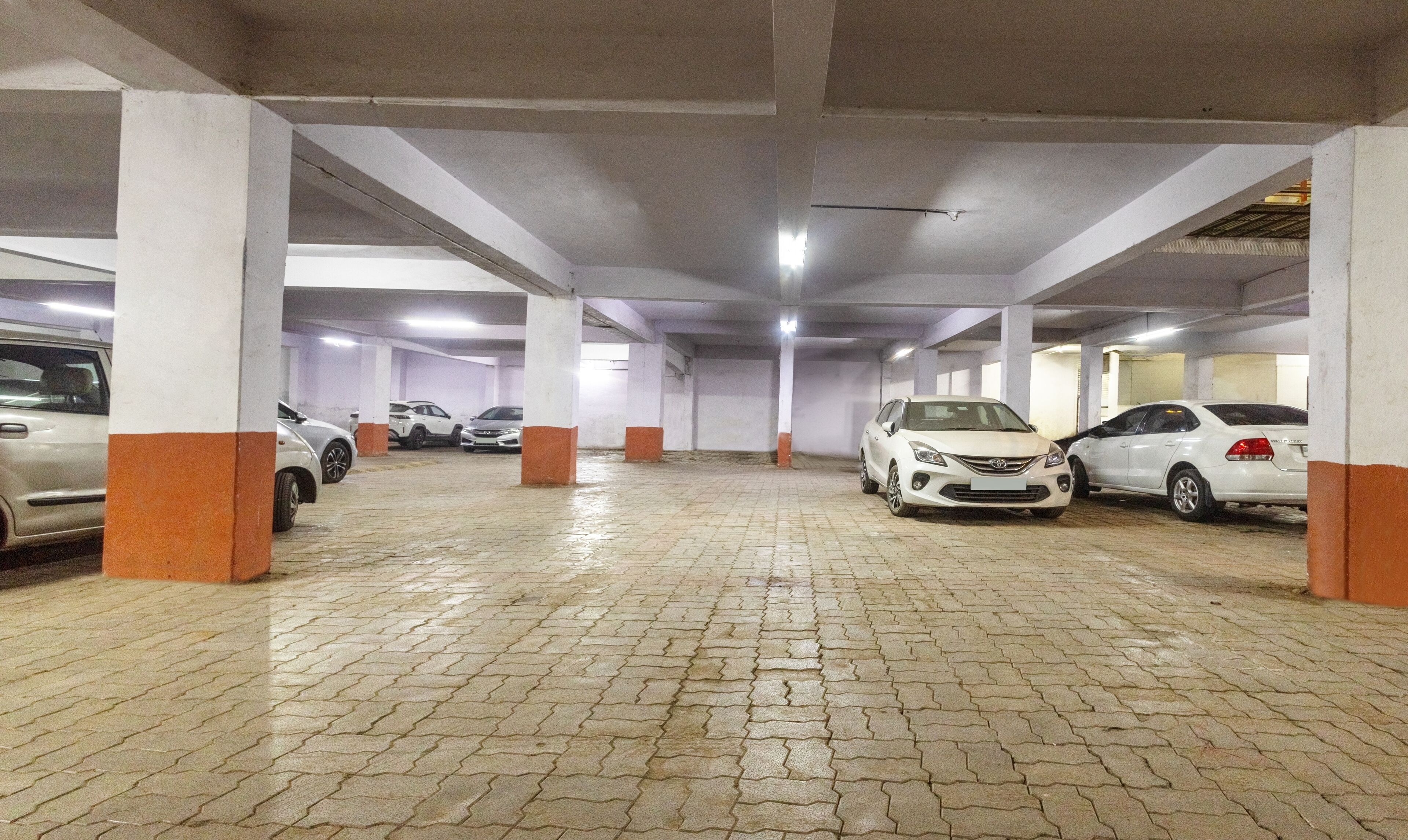 Un aparcamiento de varios niveles con varios coches estacionados.