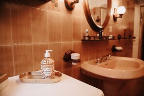 Shower, hair dryer, bidet, towels - Pergi Palace (Tolfa)