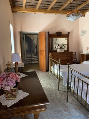 3 bedrooms, free WiFi, bed sheets - Pergi Palace (Tolfa)