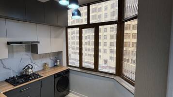 Réfrigérateur, plaque de cuisson, bouilloire électrique