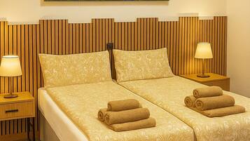 2 bedrooms, in-room safe, desk, iron/ironing board