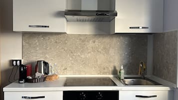 Geladeira, micro-ondas, fogão, cooktop