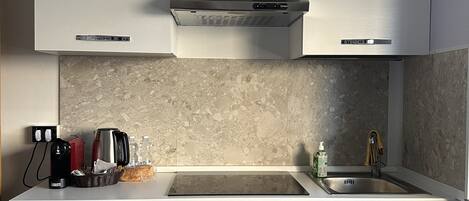 Køleskab, mikrobølgeovn, ovn, kogeplade