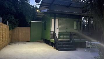 Comfort Room | Minibar, in-room safe, individually decorated, individually furnished