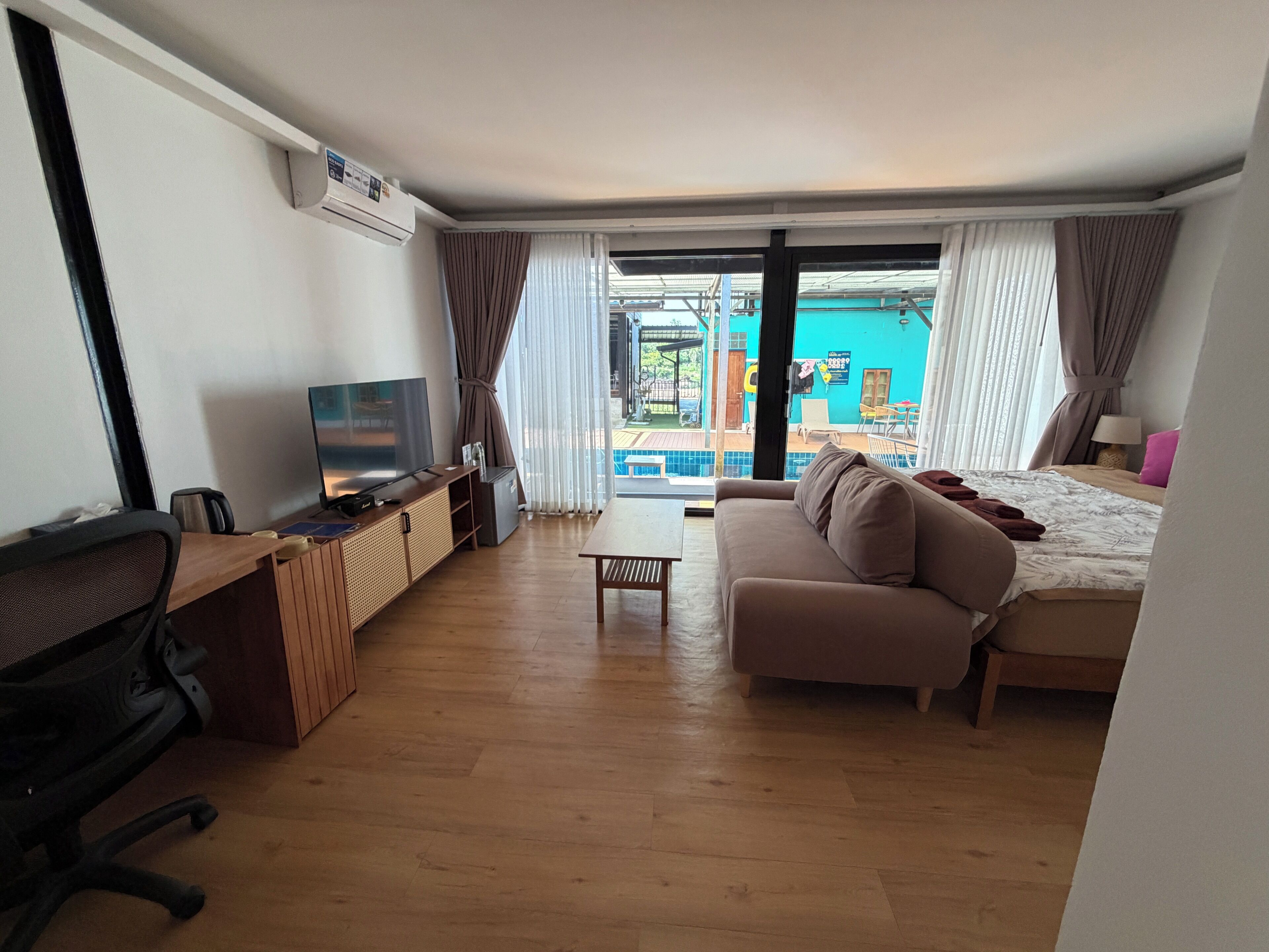 Luxury Room, Pool View | Minibar, in-room safe, individually decorated, individually furnished