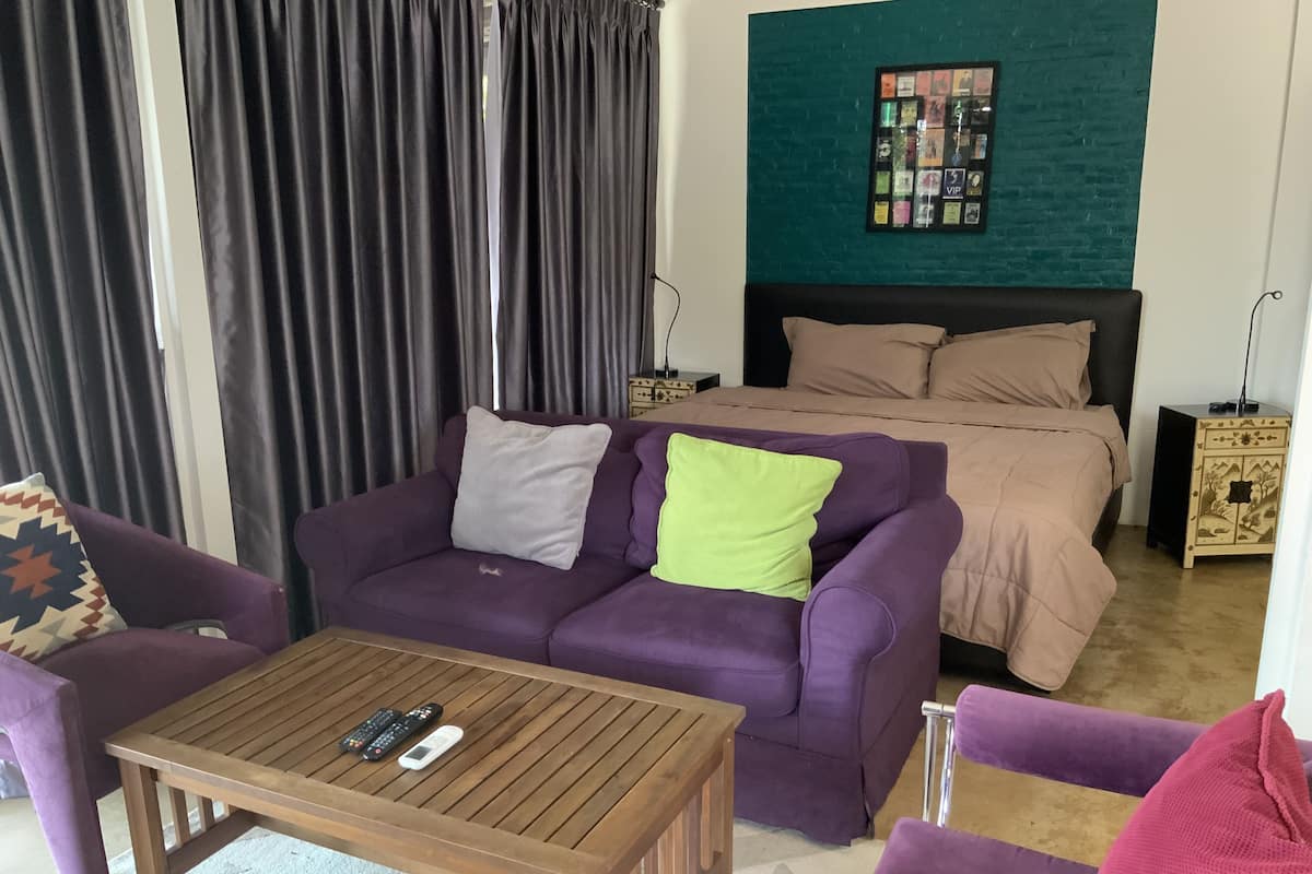 Deluxe Room | Minibar, in-room safe, desk, laptop workspace